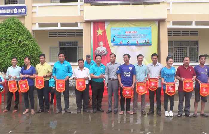 Thạnh Trị: Giải bóng chuyền chào mừng Đại hội Công đoàn và Ngày Nhà giáo Việt Nam